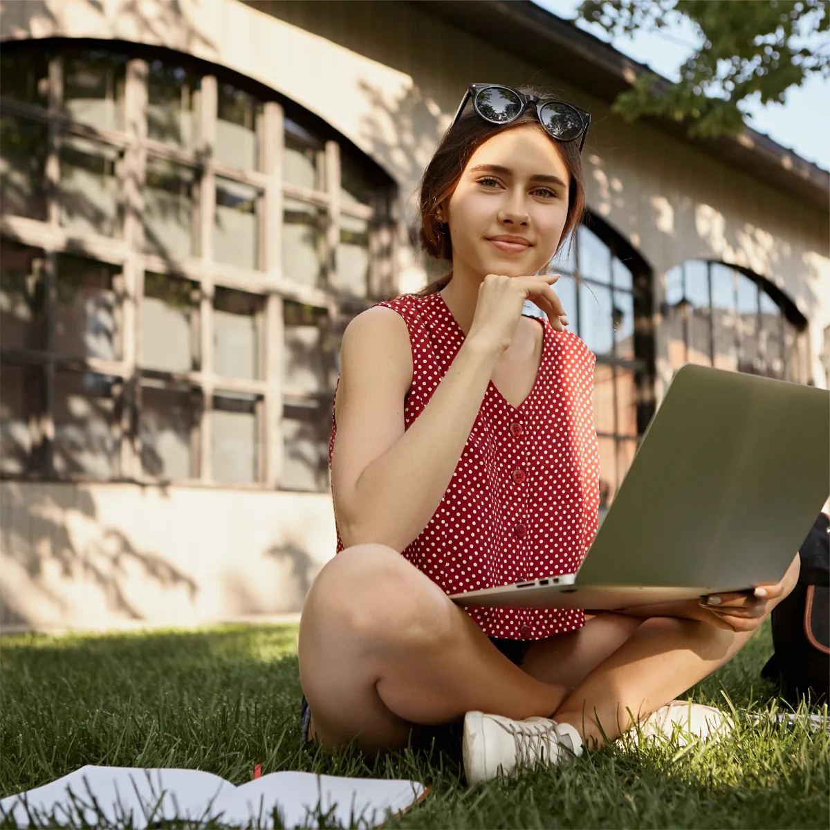 Estudiante conectado en campus